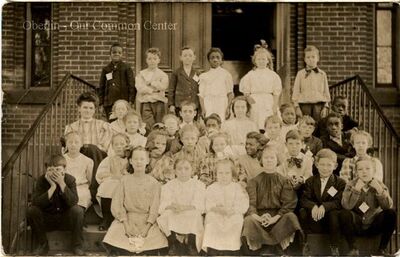 Oberlin elementary school students outside Prospect School, 1905
